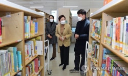 노원어린이도서관 방문한 나경원