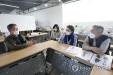 봉제디자인이음협동조합 방문한 최강욱과 김진애