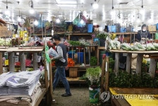 대목인데 시들한 꽃시장