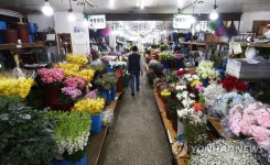 대목인데 시들한 꽃시장