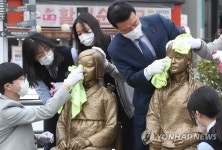 분수마당에 이전 설치된 한·중 평화의소녀상