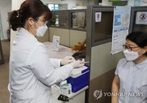 백신 접종 대기하는 전북 1호 접종자