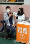 전남서 첫 백신 맞는 요양병원 원장