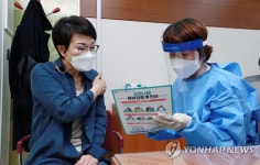 [백신접종] 요양원 어르신, 마음껏 가족 만나길… 일상 회복 기대