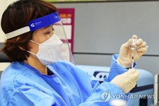 주사기로 옮겨지는 코로나19 백신