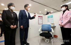 접종실 시찰하는 문재인 대통령