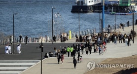 포근한 날씨에 한강공원 찾은 시민들