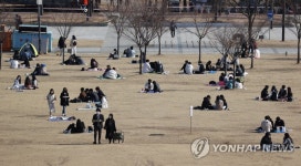 포근한 날씨에 한강공원으로 나온 시민들