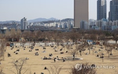 포근한 날씨에 한강공원으로 나온 시민들