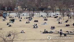 포근한 날씨에 한강공원으로 나온 시민들