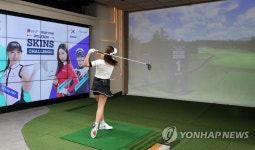 스크린골프 대결에서 샷하는 안소현
