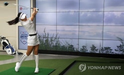 골프존 주최 스크린골프 대결에서 샷하는 유현주