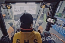 두산인프라코어, 버킷 앞 사각지대도 볼 수 있는 투명버킷 휠로더 출시