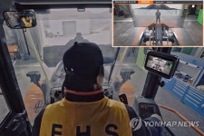 두산인프라코어, 버킷 앞 사각지대도 볼 수 있는 투명버킷 휠로더 출시