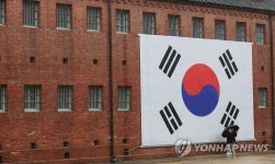봄비 속 서대문형무소 역사관 찾은 어린이들