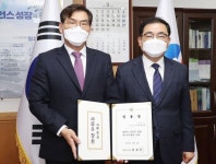 창원시 제1부시장에 안경원 전 국가기록원 부장 업무 시작