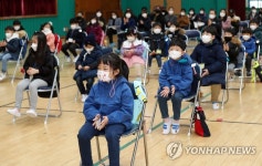 코로나19 뚫고 열리는 초교 입학식