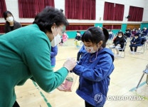 입학선물 받는 초교 신입생