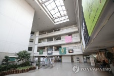 새내기 모집하던 학생회관은 코로나에 올해도 썰렁