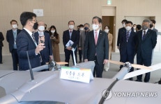 직충돌 드론 설명 듣는 성윤모 장관