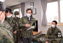 군장병과 이야기 나누는 이낙연