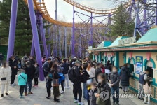 주말 시민들로 북적이는 놀이공원