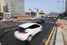 광화문광장 동쪽 세종대로 양방향 통행한다