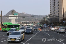 광화문광장 동쪽 세종대로 양방향 통행한다