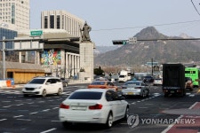 광화문광장 동쪽 세종대로 양방향 통행한다