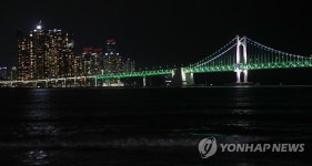 녹내장 주간 맞아 초록색 불 밝힌 광안대교