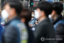 길 지나는 시민도 관심 집중