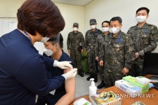 백신 예방접종 참관하는 이성용 공군참모총장