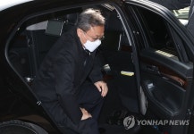 출근하는 유남석 헌법재판소장