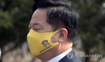 봉하마을 찾은 김두관