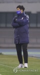 경기 지켜보는 박건하 감독