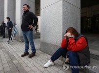 눈물 흘리는 형제복지원 피해자들