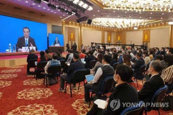 전인대 폐막 기자회견 하는 리커창 총리