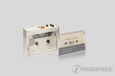 KT, 뉴트로 감성 카세트 플레이어 KASSETTE 출시