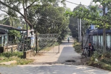 철조망 설치된 미얀마 마을