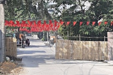 미얀마 마을에 설치된 깃발과 울타리