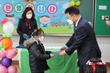 멈춤 없는 후배 사랑 20년째 시골 모교 돕는 키다리 아저씨
