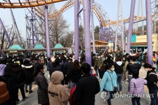주말 맞아 놀이공원 찾은 시민들