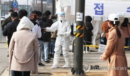 코로나19 선별진료소에 길게 줄 선 외국인 근로자들