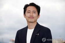 율 브리너가 처음?…스티븐 연이 오스카 역사 쓴 게 맞다