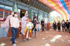 미얀마의 민주화 성취를 기원하는 연등