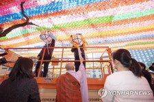 미얀마의 민주화 성취를 기원하는 연등