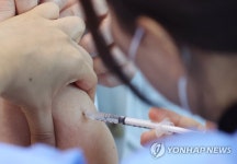 AZ백신 방문 접종하는 보건소 의료진