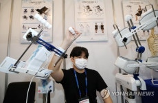 어깨 재활 돕는 의료기기 시연