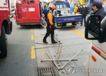 철강회사 소방차 내리막길 운행 중 가로등 충돌