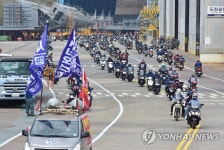 오토바이 경적 시위하는 현대중공업 조합원들